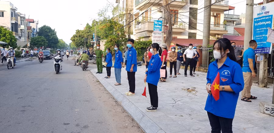 Ngay từ sáng sớm lực lượng thanh niên tình nguyện, công an có mặt tại Điểm thi Trường THPT Tân Yên số 1 hỗ trợ phân luồng giao thông hướng dẫn thí sinh.