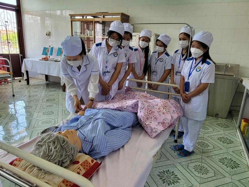 Lưu học sinh Lào theo đuổi ngành Y học tại Việt Nam. Ảnh: Đặng Tài. Lưu học sinh Lào theo đuổi ngành Y học tại Việt Nam. Ảnh: Đặng Tài.