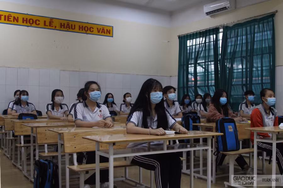 Học sinh thực nghiện nghiêm việc đeo khẩu trang trong lớp học.