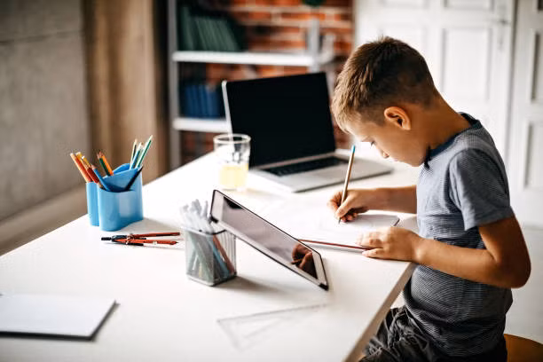 Học sinh làm dự án để lấy điểm đánh giá. Ảnh INT.