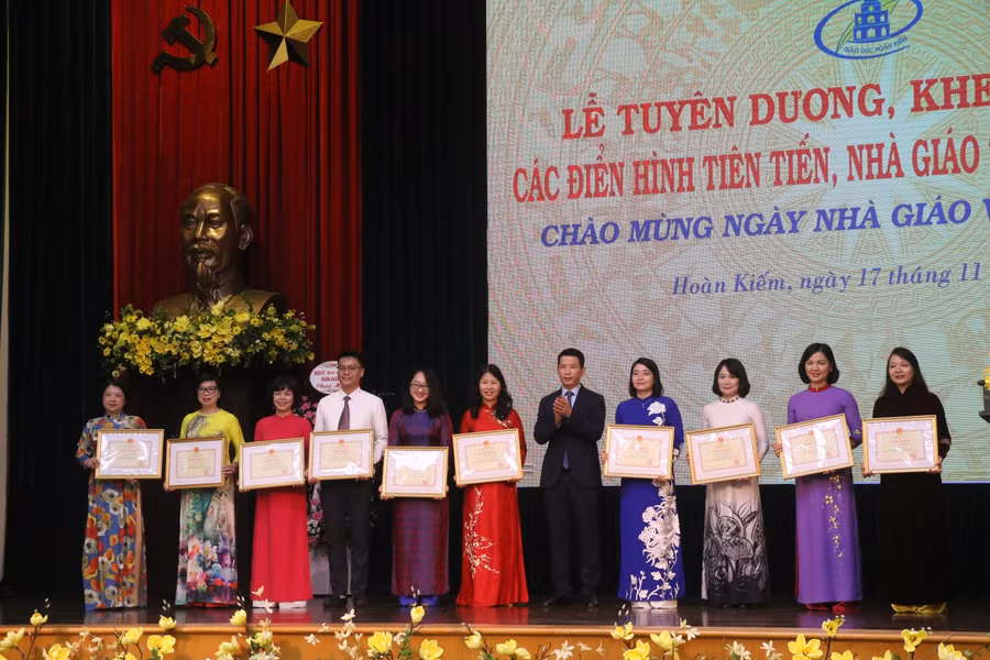 Bí thư Quận uỷ Hoàn Kiếm Vũ Đăng Định trao bằng khen cho các nhà giáo.