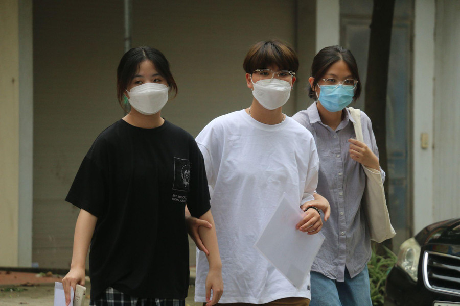 Thí sinh có mặt tại điểm thi Trường THPT Văn Giang. Thí sinh có mặt tại điểm thi Trường THPT Văn Giang.