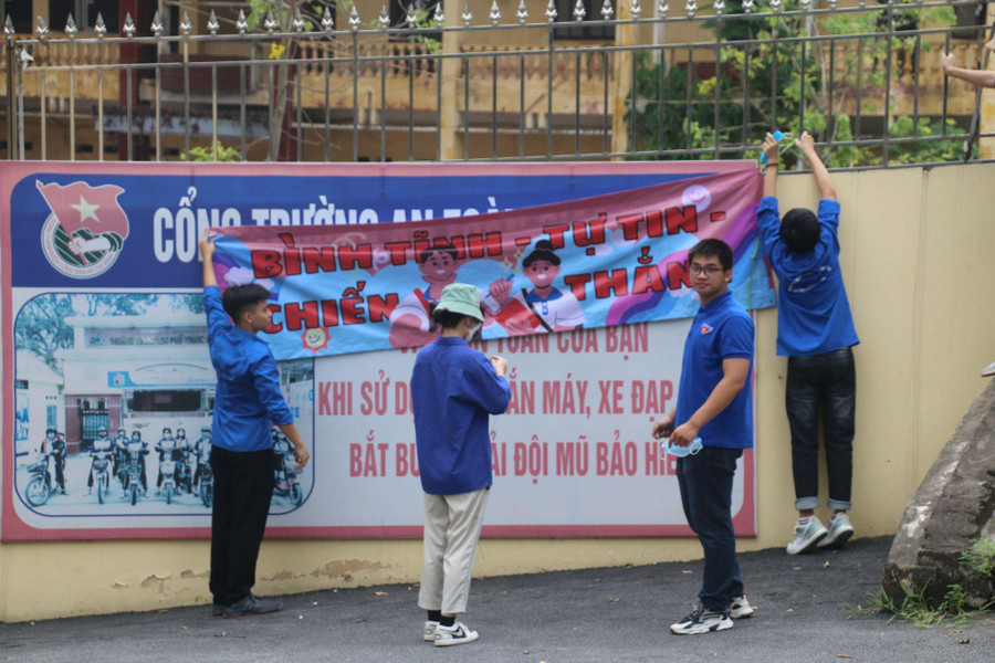 Lực lượng thanh niên tình nguyện treo băng rôn cổ vũ thí sinh tại điểm thi Trường THPT Văn Giang. Lực lượng thanh niên tình nguyện treo băng rôn cổ vũ thí sinh tại điểm thi Trường THPT Văn Giang.
