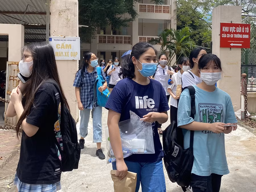 Thí sinh hoàn thành kỳ thi đánh giá năng lực của Trường THPT chuyên Ngoại ngữ.