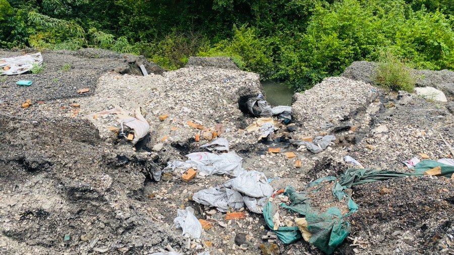 Số lượng lớn chất thải nguy hại đã bị chôn lấp. Số lượng lớn chất thải nguy hại đã bị chôn lấp.