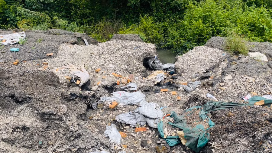 Số lượng lớn chất thải nguy hại đã bị chôn lấp.
