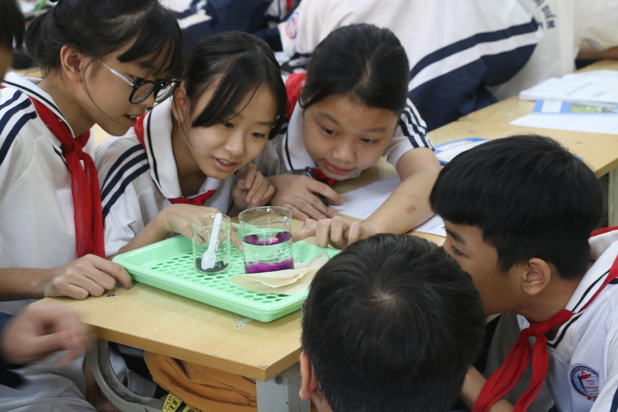 Học sinh làm thí nghiệm trong tiết học môn Khoa học Tự nhiên. Ảnh: TG.