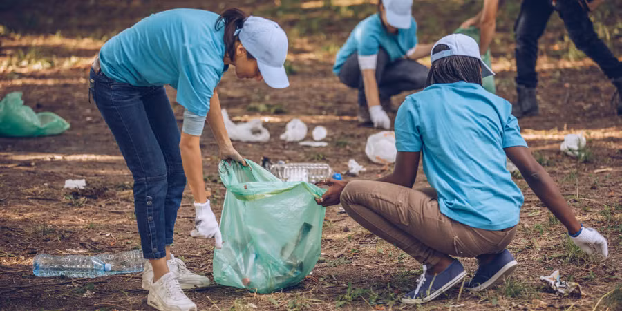 Học sinh Mỹ tham gia hoạt động tình nguyện bảo vệ môi trường.
