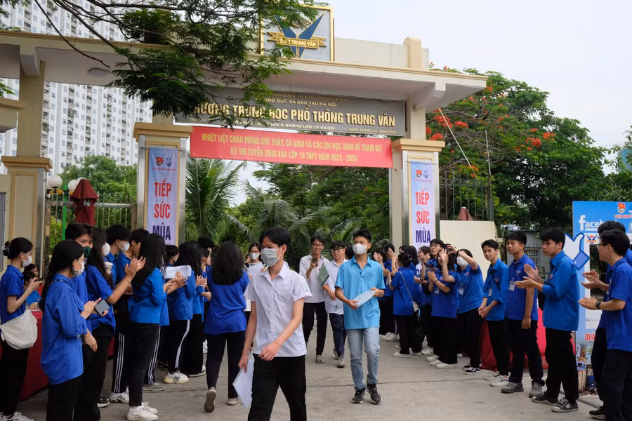 Tình nguyện viên xếp thành 2 hàng, vỗ tay cổ vũ thí sinh.