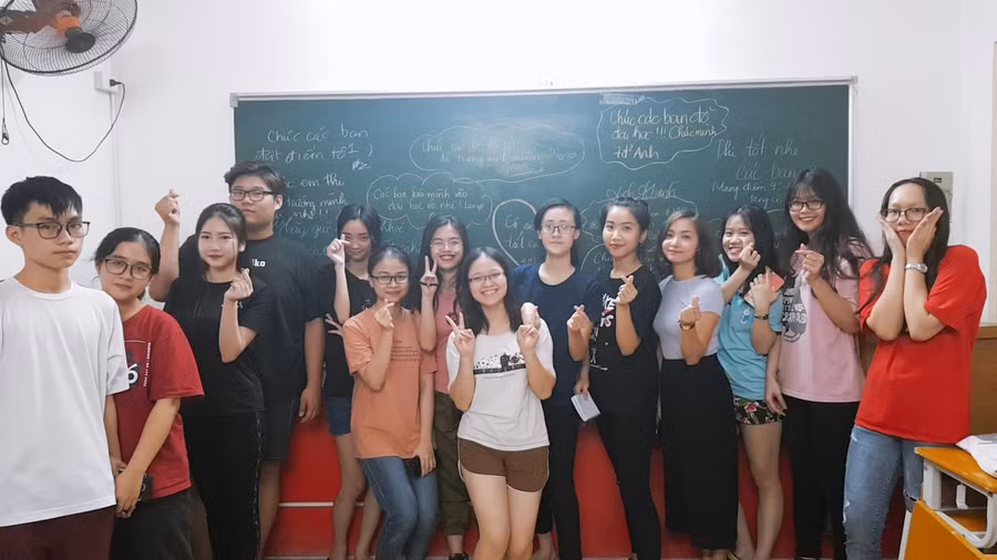 Cô Hoàng Xuân khích lệ thí sinh trước kỳ thi tốt nghiệp THPT. Ảnh: NVCC.