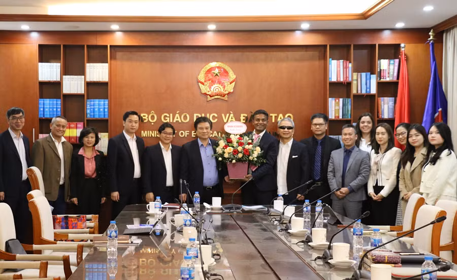 Các đại biểu chụp hình lưu niệm.