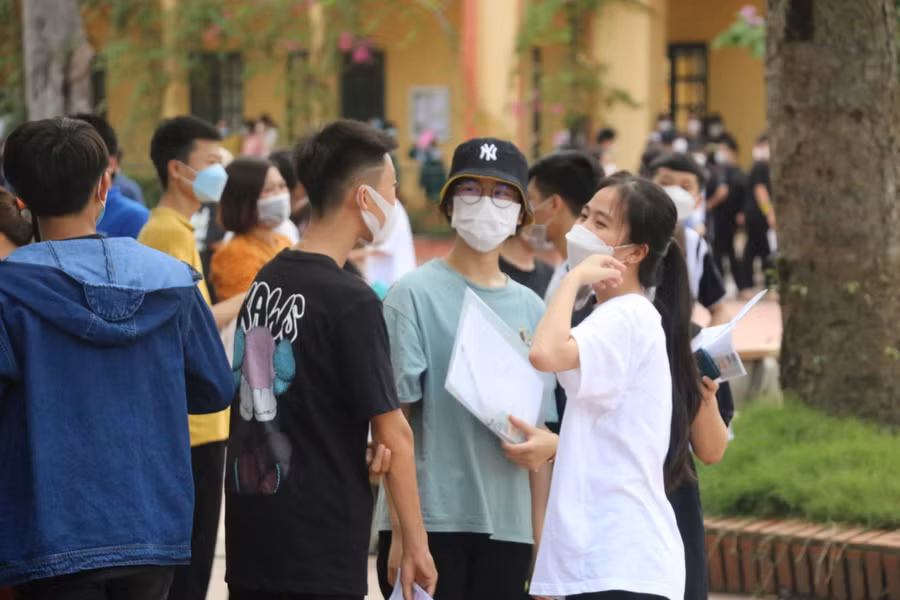 Thí sinh thảo luận sau khi làm xong bài thi môn Ngữ văn. Ảnh: Phạm Khánh.