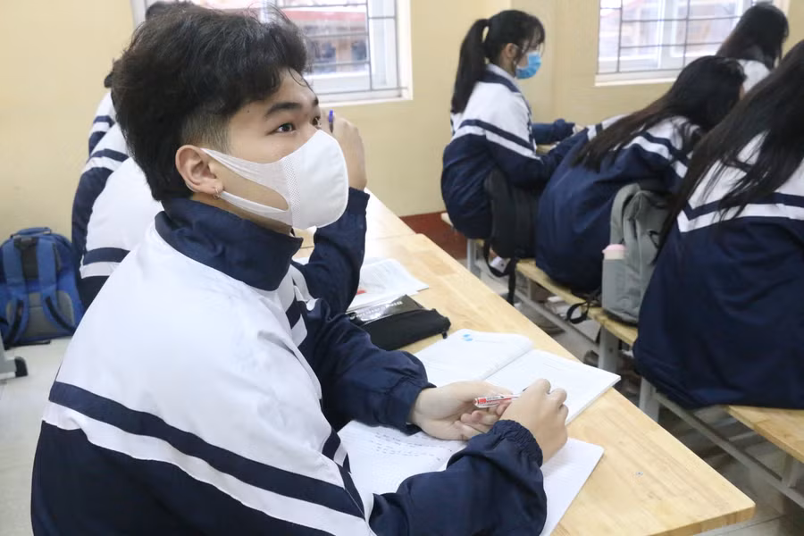 Học sinh Trường THPT Mỹ Hào vui mừng được trở lại trường.