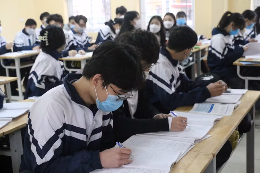 Các em nghiêm chỉnh chấp hành quy định đeo khẩu trang trong lớp học.