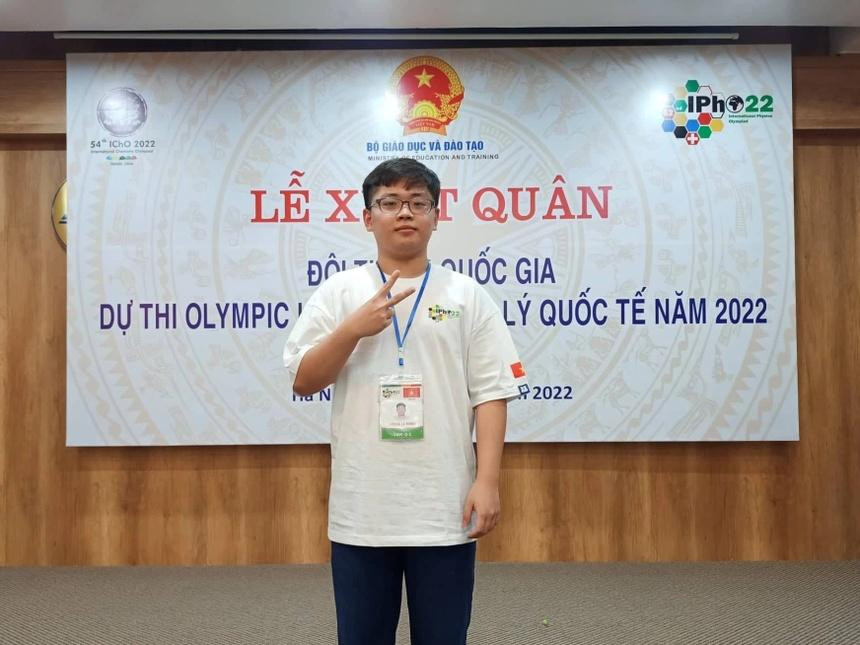 Lê Minh Hoàng chụp ảnh lưu niệm tại lễ xuất quân đội tuyển quốc gia dự thi Olympic Vật lý quốc tế năm 2022. Ảnh: NVCC. Lê Minh Hoàng chụp ảnh lưu niệm tại lễ xuất quân đội tuyển quốc gia dự thi Olympic Vật lý quốc tế năm 2022. Ảnh: NVCC.