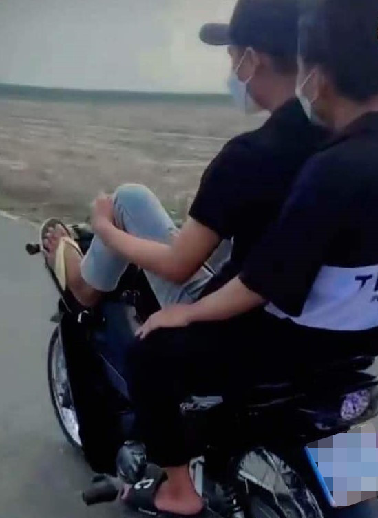 Nam thanh niên điều khiển xe máy bằng chân.