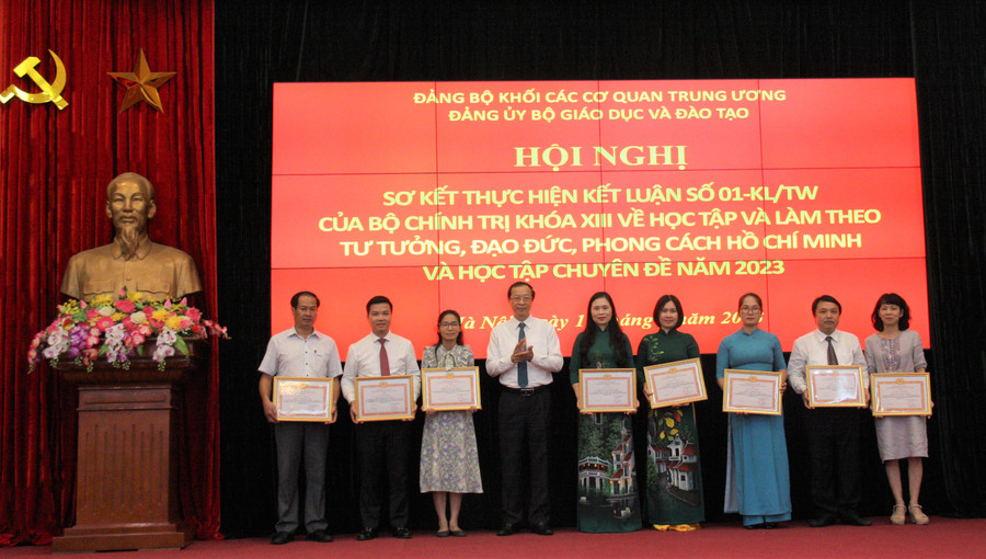 Bí thư Đảng ủy, Thứ trưởng Bộ GD&ĐT Phạm Ngọc Thưởng trao Bằng khen cho các tập thể, cá nhân có thành tích xuất sắc trong học tập và làm theo tư tưởng, đạo đức, phong cách Hồ Chí Minh. Ảnh: Sỹ Điền. Bí thư Đảng ủy, Thứ trưởng Bộ GD&ĐT Phạm Ngọc Thưởng trao Bằng khen cho các tập thể, cá nhân có thành tích xuất sắc trong học tập và làm theo tư tưởng, đạo đức, phong cách Hồ Chí Minh. Ảnh: Sỹ Điền.