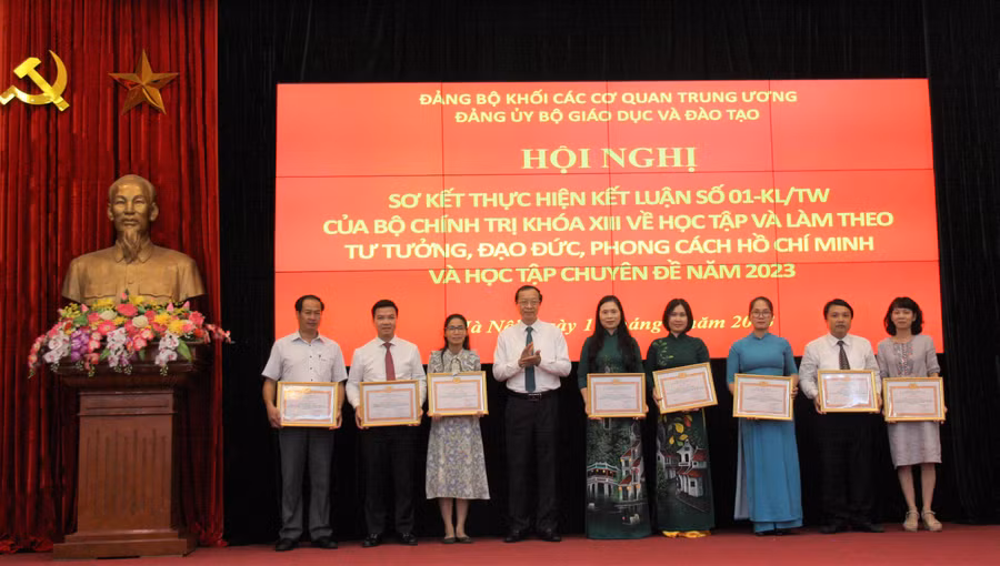 Bí thư Đảng ủy, Thứ trưởng Bộ GD&amp;ĐT Phạm Ngọc Thưởng trao Bằng khen cho các tập thể, cá nhân có thành tích xuất sắc trong học tập và làm theo tư tưởng, đạo đức, phong cách Hồ Chí Minh. Ảnh: Sỹ Điền.