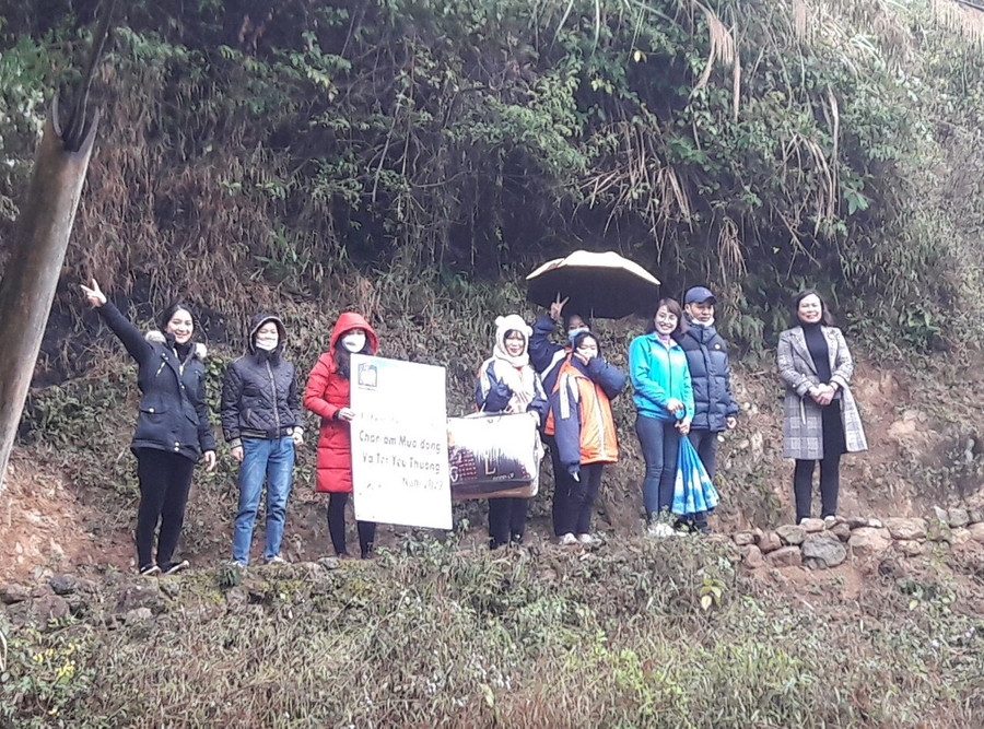 Học sinh, giáo viên Trường THPT Cao Lộc, tỉnh Lạng Sơn, quyên góp chăn ấm cho các mảnh đời khó khăn. Ảnh: NTCC.