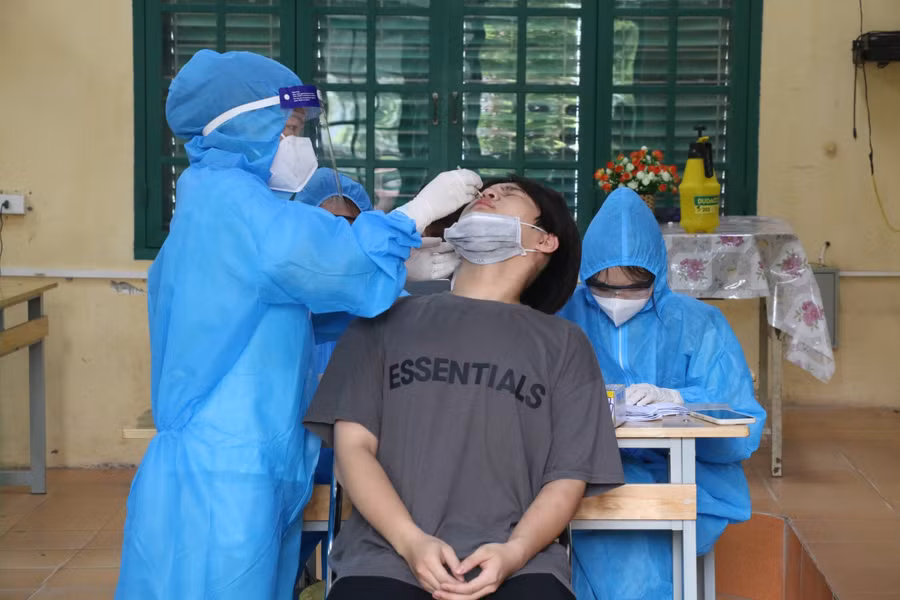 Nhân viên y tế tỉnh Bắc Ninh lấy mẫu xét nghiệm cho thí sinh tham dự kỳ thi tốt nghiệp THPT 2021.