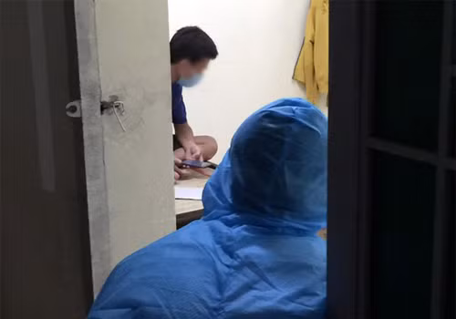 Nhân viên CDC Đồng Nai điều tra dịch tễ các trường hợp liên quan ca nghi nhiễm tại huyện Nhơn Trạch, tỉnh Đồng Nai trong đêm 21/6. (Ảnh: CDC Đồng Nai).