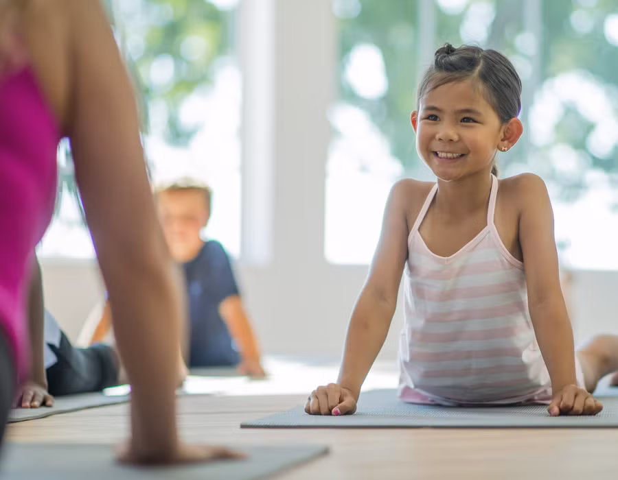 Học sinh Australia rèn luyện yoga sau giờ học. Ảnh: SBS.