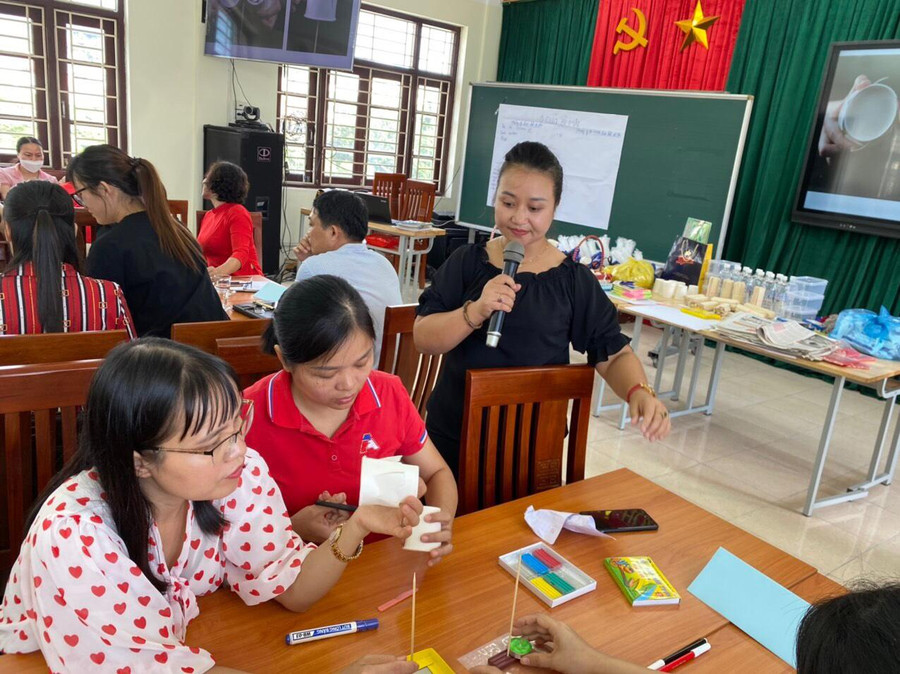 Cô Quyên (áo đen) tập huấn giáo dục STEM cho trường Tiểu học Trần Quốc Toản, TP Hạ Long. Ảnh: NVCC.