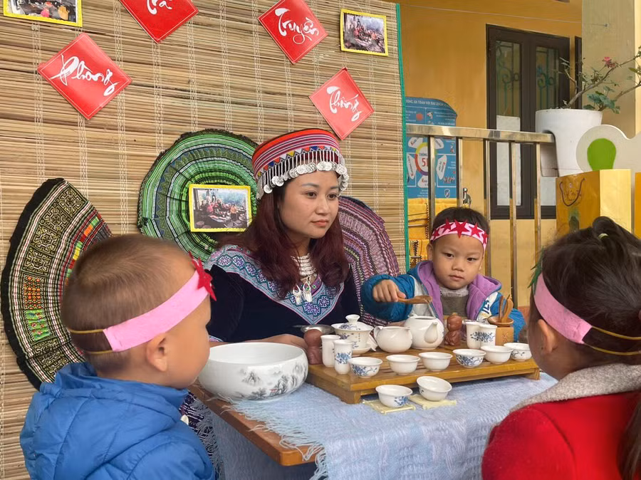 Cô giáo Đỗ Thuỳ Quyên hướng dẫn học trò tìm hiểu văn hóa dân tộc. Ảnh: NVCC.