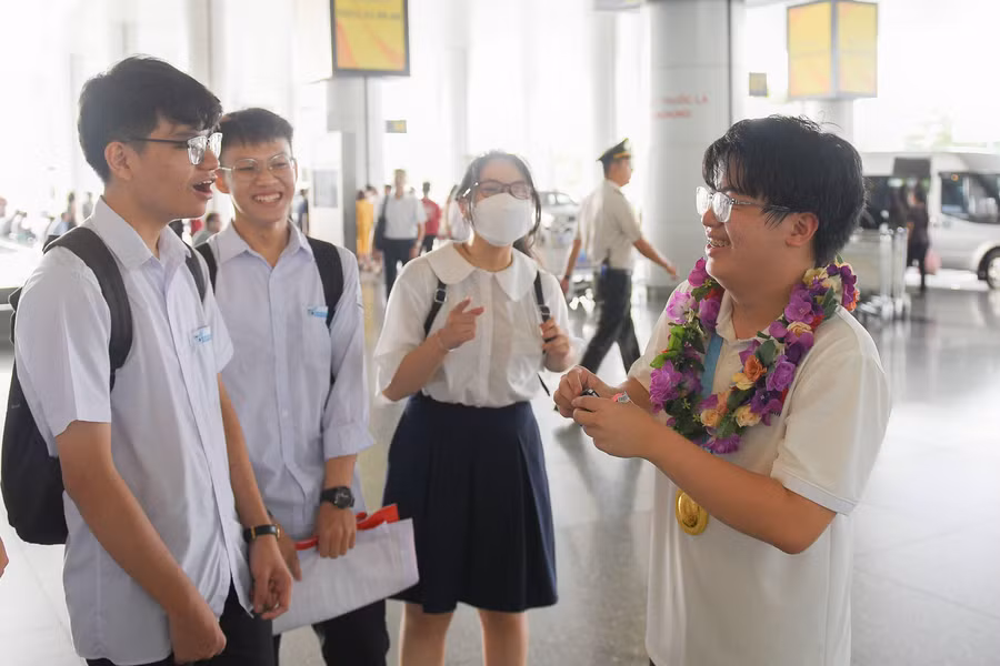 Ngô Quý Đăng (phải) hội ngộ bạn bè tại sân bay quốc tế Nội Bài sau khi trở về từ kỳ thi Olympic Toán học Quốc tế năm 2022.