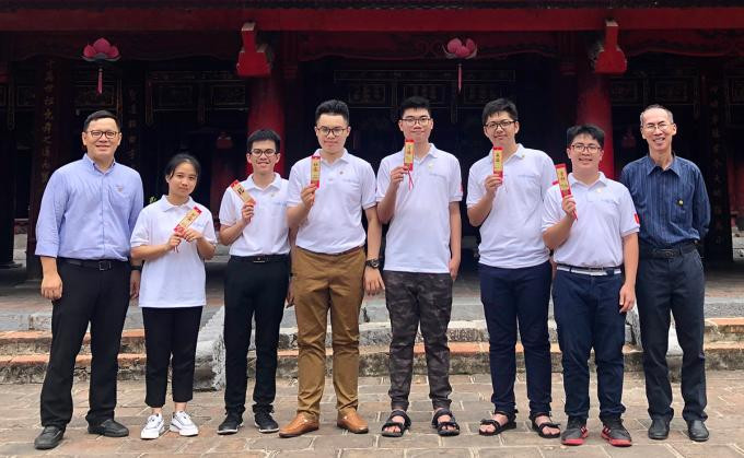 Ngô Quý Đăng (thứ hai từ phải sang) cùng với đội tuyển Toán học quốc tế của Việt Nam năm 2020.