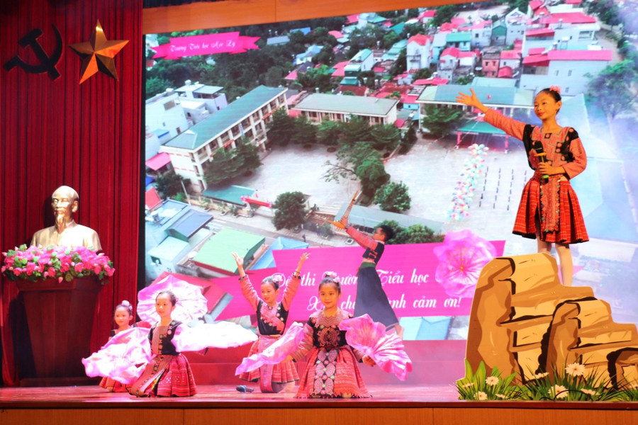 Các tiết mục văn nghệ được biểu diễn công phu, sáng tạo.