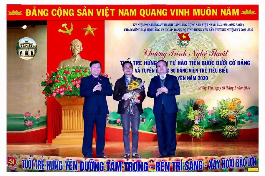 Thầy An (ở giữa) được tuyên dương là Đảng viên trẻ tiêu biểu tỉnh Hưng Yên năm 2020. Ảnh: NVCC. Thầy An (ở giữa) được tuyên dương là Đảng viên trẻ tiêu biểu tỉnh Hưng Yên năm 2020. Ảnh: NVCC.
