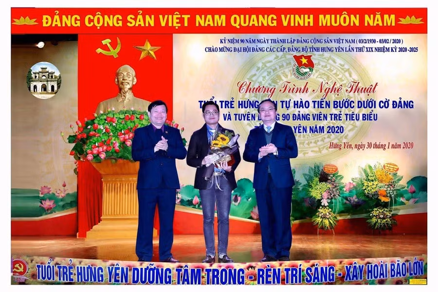 Thầy An (ở giữa) được tuyên dương là Đảng viên trẻ tiêu biểu tỉnh Hưng Yên năm 2020. Ảnh: NVCC.