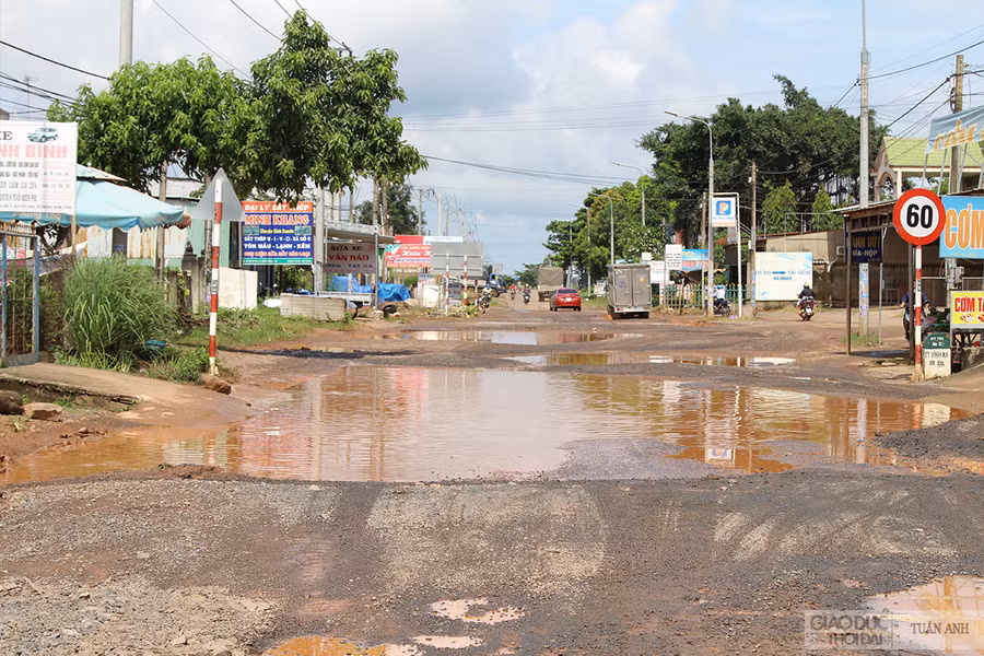 Đồng Nai: Người dân vất vả vì ổ gà hàng chục mét trên tỉnh lộ ảnh 1