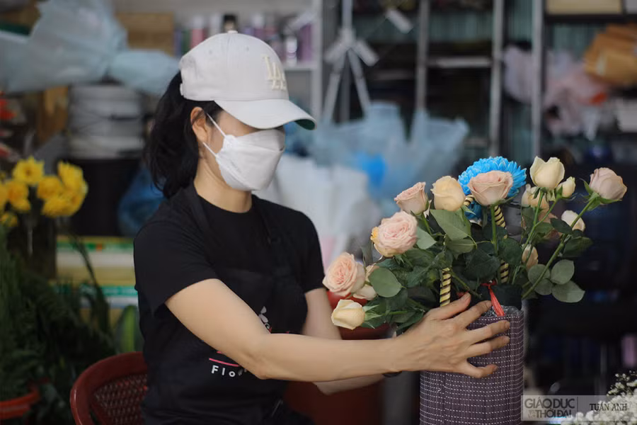 Chị Ngọc Quỳnh, chủ một cửa hàng trên đường Nguyễn Ái Quốc (TP Biên Hòa) đang chuẩn bị hoa bán cho ngày 20/10.