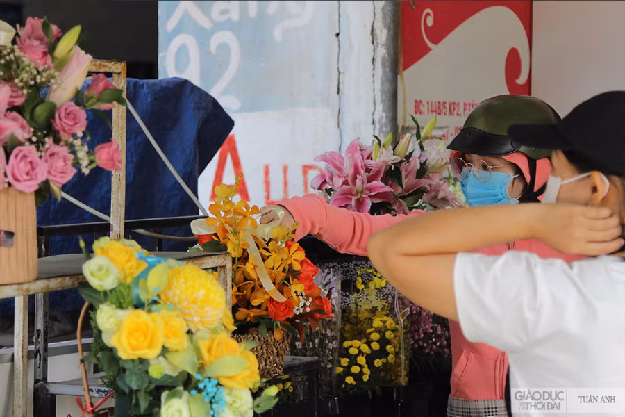Các cửa hàng hoa tại TP Biên Hòa đều trong tình trạng ít khách dịp 20/10, sức mua không còn được như mọi năm.