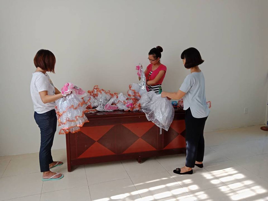 Trang phục phục vụ cho các tiết mục văn nghệ của trường cũng được kiểm tra chu đáo Trang phục phục vụ cho các tiết mục văn nghệ của trường cũng được kiểm tra chu đáo