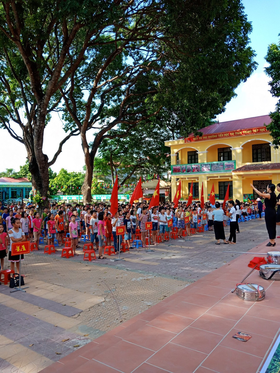 Học sinh Trường Tiểu học Thị trấn Thắng (Hiệp Hòa, Bắc Giang) luyện tập đội ngũ cho lễ khai giảng