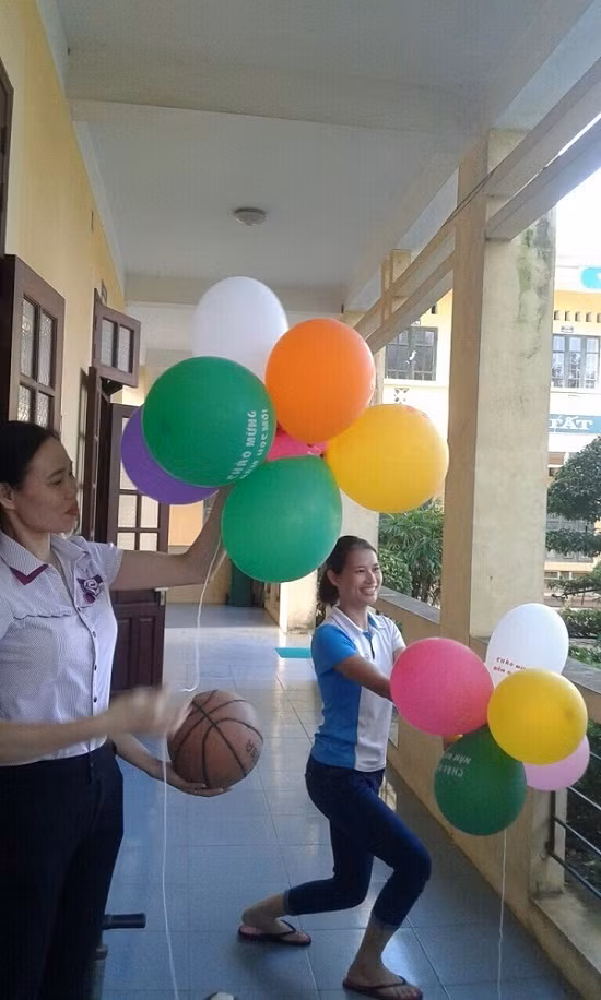 Trong ngày khai giảng năm nay, Trường Tiểu học Hoài Thượng (Thuận Thành, Bắc Ninh) vinh dự được đón Bằng công nhận trường chuẩn Quốc gia và Cờ thi đua của UBND tỉnh Bắc Ninh.