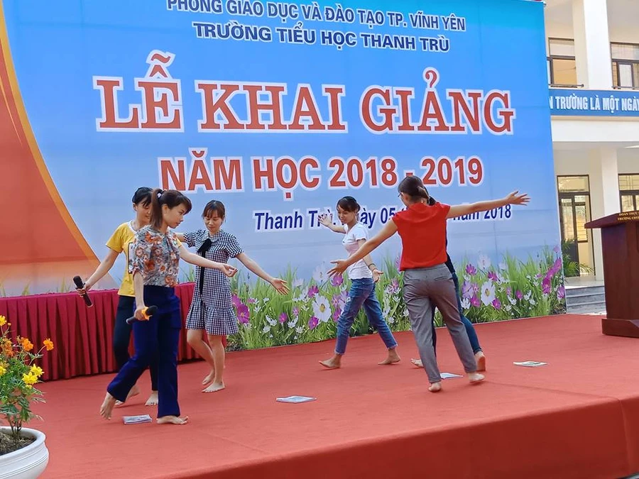 Các em học sinh Trường Tiểu học Thanh Trù, Vĩnh Yên, Vĩnh Phúc tập lại tiết mục văn nghệ cho buổi lễ ngày mai 