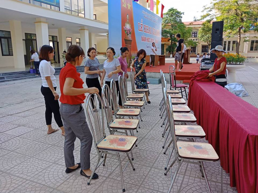 Các cô giáo của Trường Tiểu học Thanh Trù (Vĩnh Yên, Vĩnh Phúc) kê bàn ghế và trang trí khánh tiết Các cô giáo của Trường Tiểu học Thanh Trù (Vĩnh Yên, Vĩnh Phúc) kê bàn ghế và trang trí khánh tiết