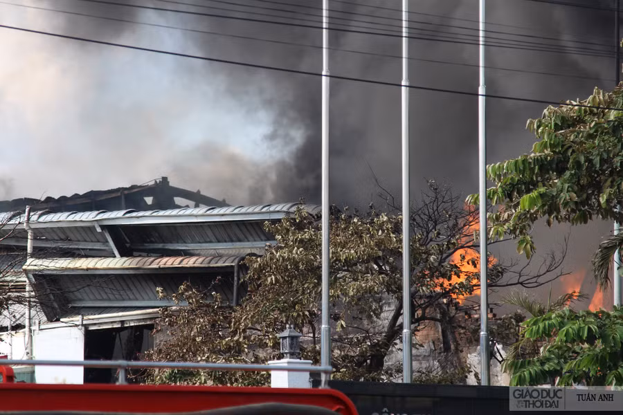 Phát hiện đám cháy, một số công nhân của công ty đã hô hoán, dùng vật dụng chữa cháy tại chỗ dập lửa nhưng bất thành vì ngọn lửa bùng lên quá nhanh.