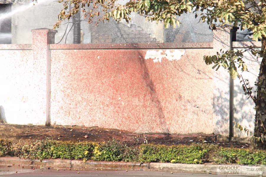 Là kho chứa hóa chất pha chế sơn, khi bắt đầu cháy, nhiều thùng đã bắn sơn sang các công ty bên cạnh.