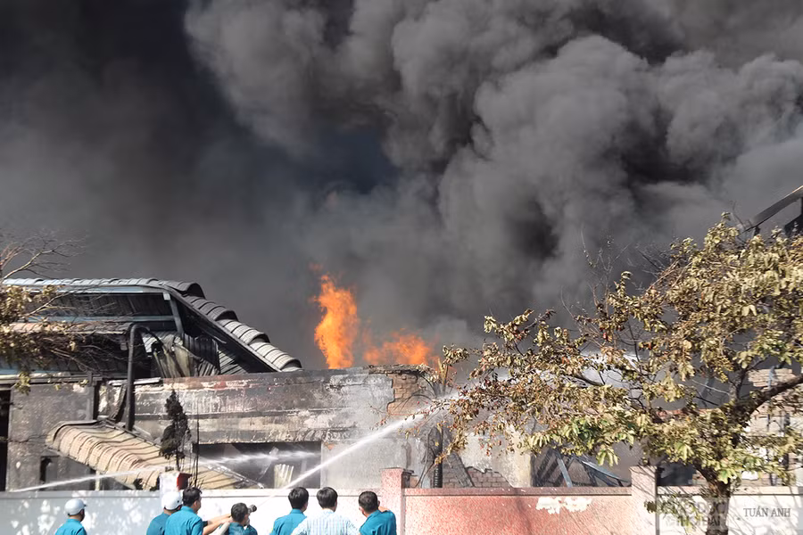 Kho chứa nhiều hóa chất dễ cháy, ngọn lửa đã nhanh chóng bao trùm, làm sập kết cấu kho.