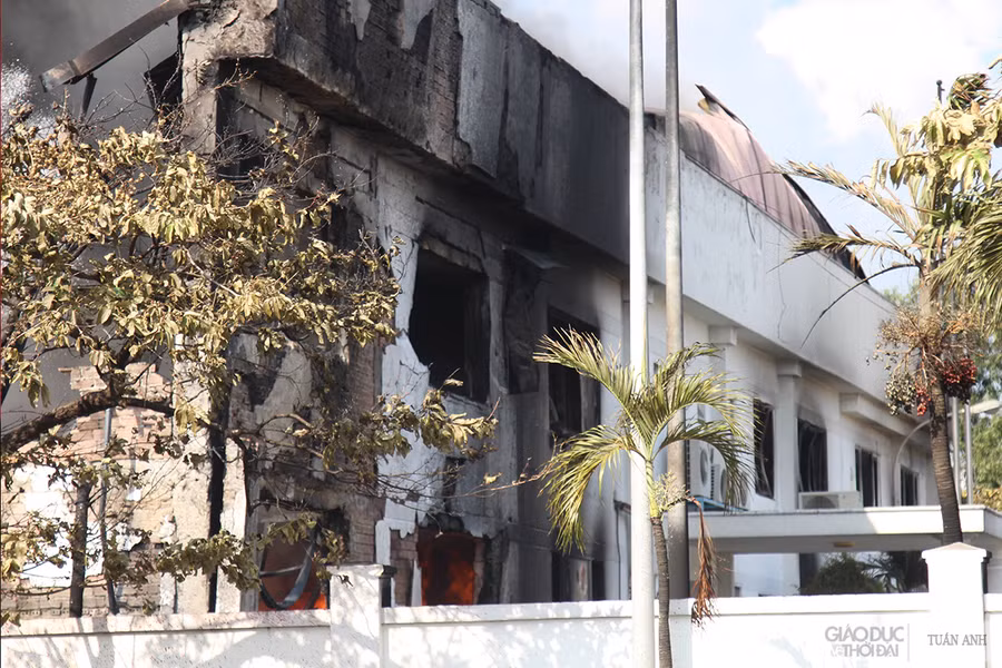 Toàn bộ nhà kho rộng gần 2.500 mét vuông của công ty Arirang Chemical đã bị ngọn lửa thiêu rụi