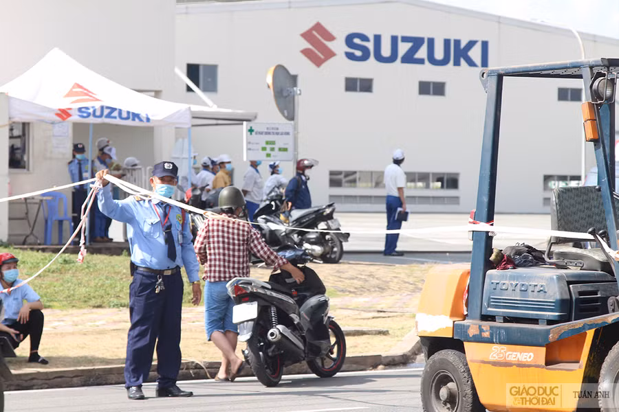 Lực lượng chức năng cùng bảo vệ công ty đã phong tỏa khu vực cháy, tránh người dân và công nhân lại gần khu vực kho.