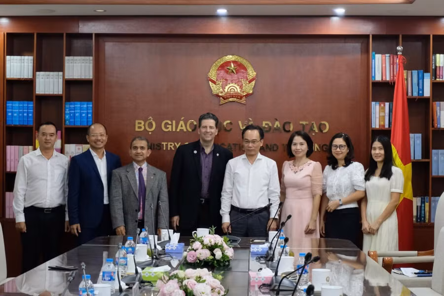 Các đại biểu chụp hình lưu niệm.