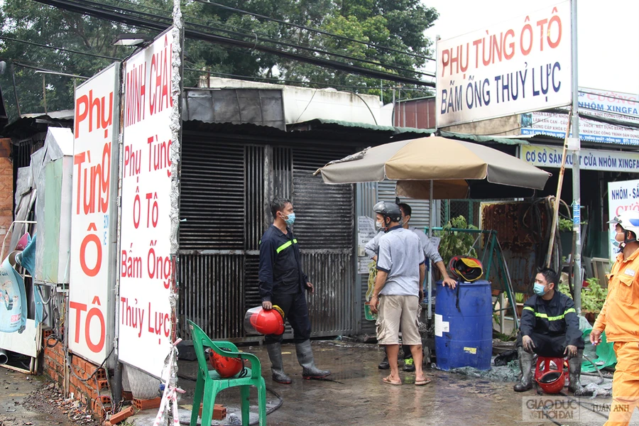 Cửa hàng phụ tùng ô tô của anh Bùi Công Nguyên Minh xảy ra cháy lớn, sáng ngày 15/7.