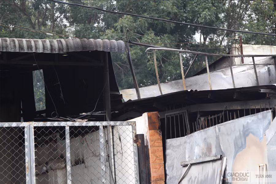 Do phát hiện sớm đám cháy, gia đình đã kịp thời ngăn chặn được việc cháy lan sang nhà hàng xóm bên cạnh.