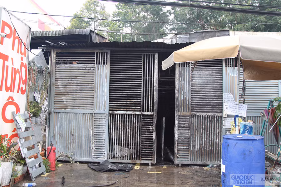 Phần mặt tiền cửa hàng đã bị biến dạng sau đám cháy.